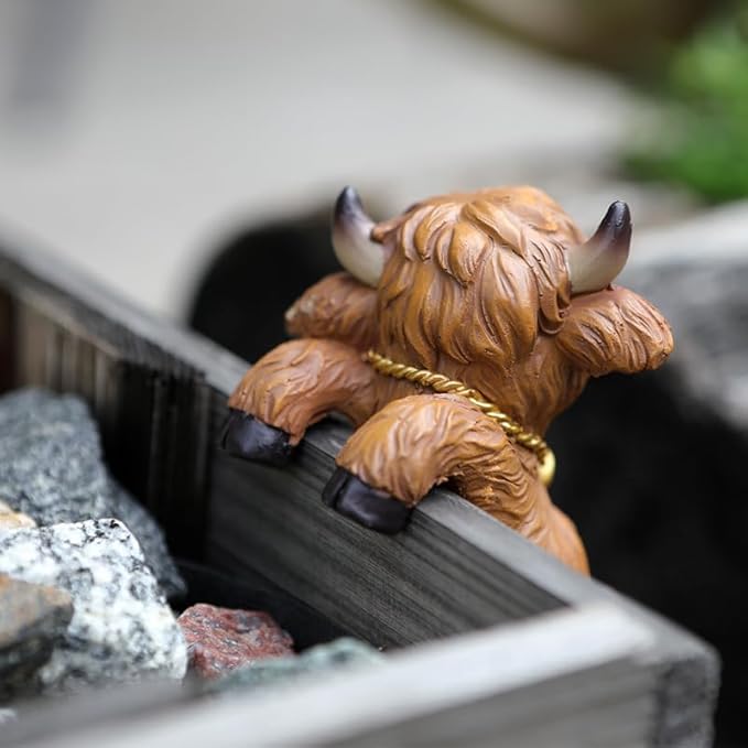 2-piece set Highland Cow Pot Huggers for Planters, Climbing Animal Flower Pot Hugger, Hanging Plant Decorations for Pots, Cute Plant Pot Decorations for Garden Patio Fence Lawn Yard (Highland Cow)