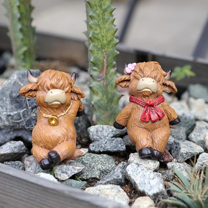 2-piece set Highland Cow Pot Huggers for Planters, Climbing Animal Flower Pot Hugger, Hanging Plant Decorations for Pots, Cute Plant Pot Decorations for Garden Patio Fence Lawn Yard (Highland Cow)