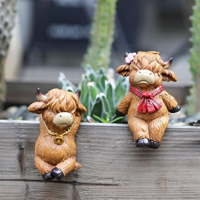 2-piece set Highland Cow Pot Huggers for Planters, Climbing Animal Flower Pot Hugger, Hanging Plant Decorations for Pots, Cute Plant Pot Decorations for Garden Patio Fence Lawn Yard (Highland Cow)
