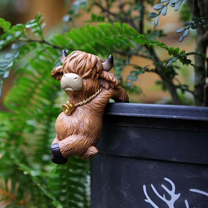 2-piece set Highland Cow Pot Huggers for Planters, Climbing Animal Flower Pot Hugger, Hanging Plant Decorations for Pots, Cute Plant Pot Decorations for Garden Patio Fence Lawn Yard (Highland Cow)