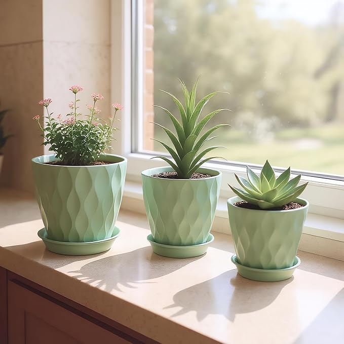 Plastic Plant Pots, 7/6.5/6/5.5/5/4.5/4 inch Flower Pots with Drainage Holes and Trays, 7 Pack Planter for Indoor Outdoor Plants (Green)