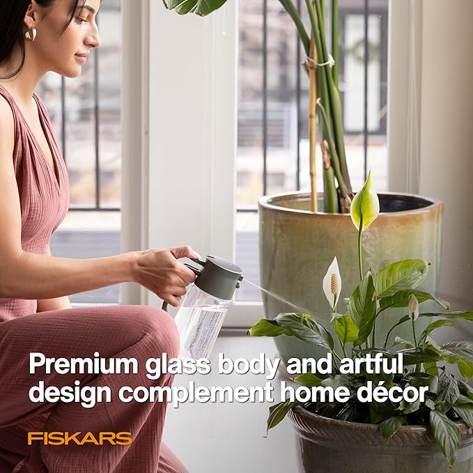 Fiskars 2-in-1 Mist & Pour Watering Carafe, Glass Plant Mister with Thumb Pump Sprayer, Precision Spout for Indoor Gardening, 17 oz Capacity, Modern Décor Style, Clear